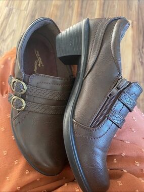 Easy Street brown Slip-On Heeled Loafers with Decorative Buckles size 6.5